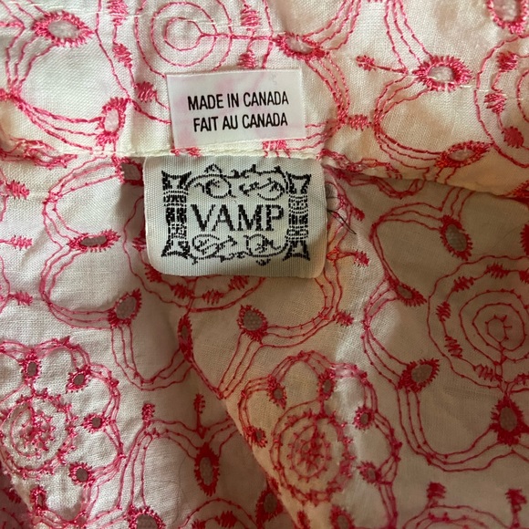 🎉Eyelet blouse Made in Canada 🇨🇦 - Picture 3 of 4